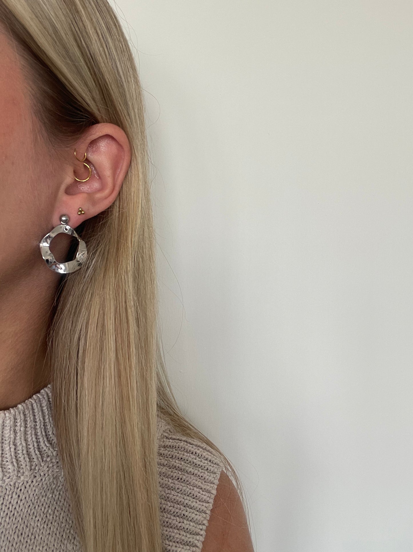 Oorstekers bumpy ring silver