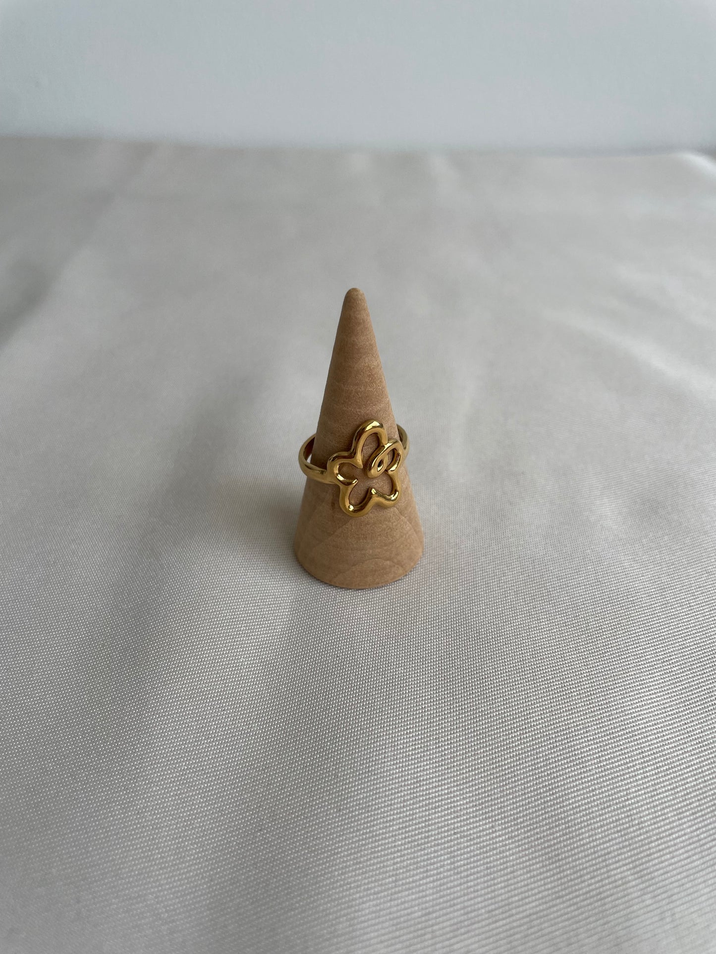Golden flower ring