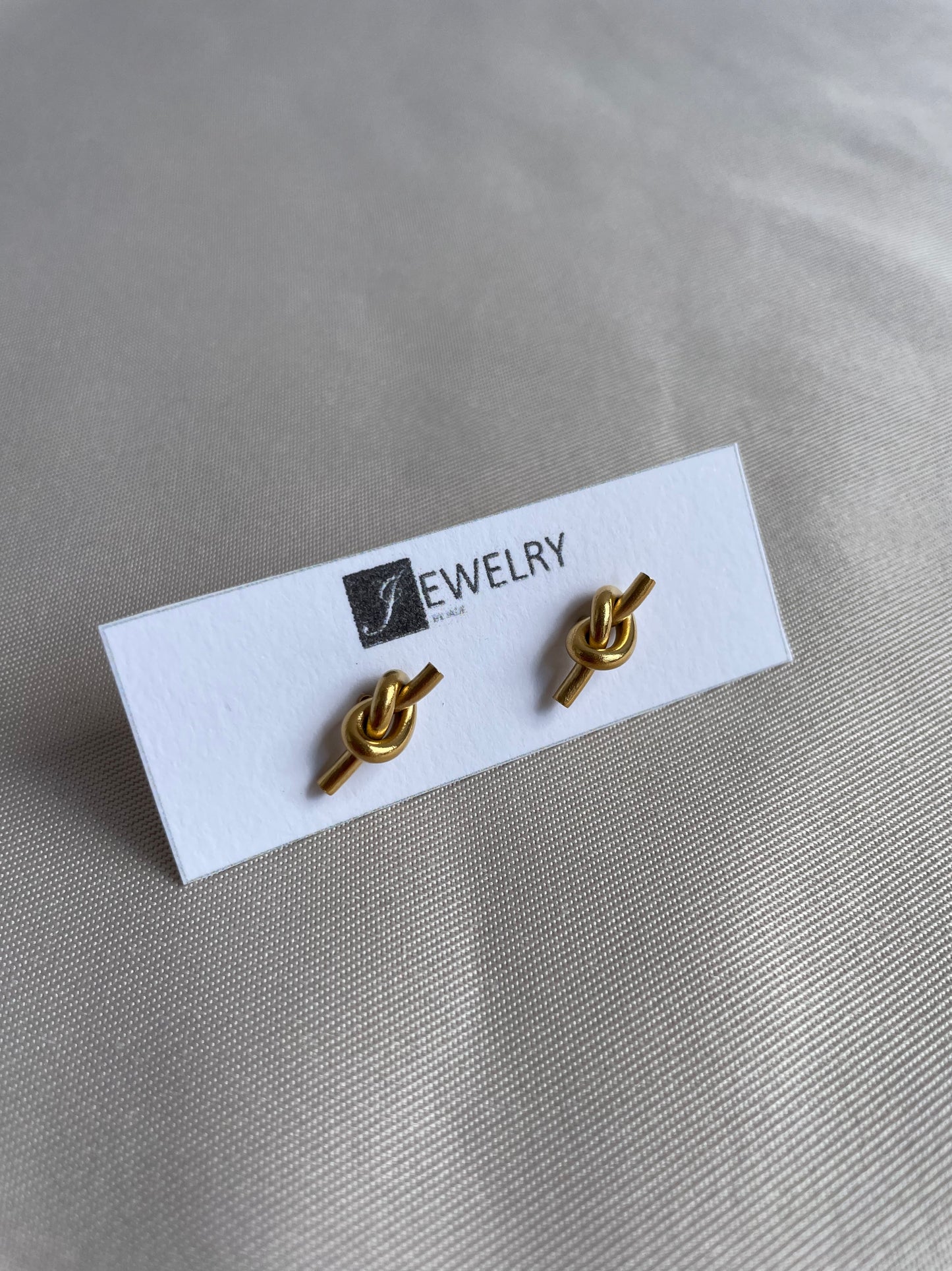 Minimal Knot Studs