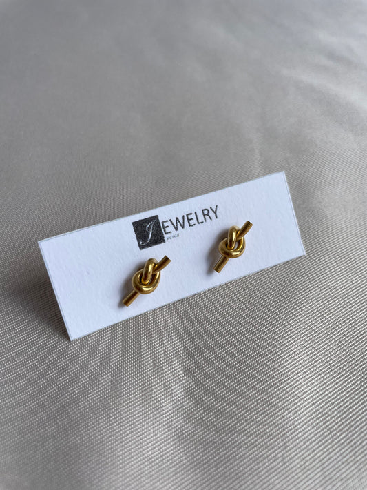 Minimal Knot Studs